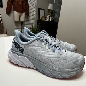 HOKA One One Arahi 6 Plein Air Blue Fog Walking Shows Size 8.5